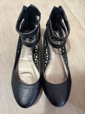 Fergalicious by Fergie taboo black ankle strap zipper loafers flats 8